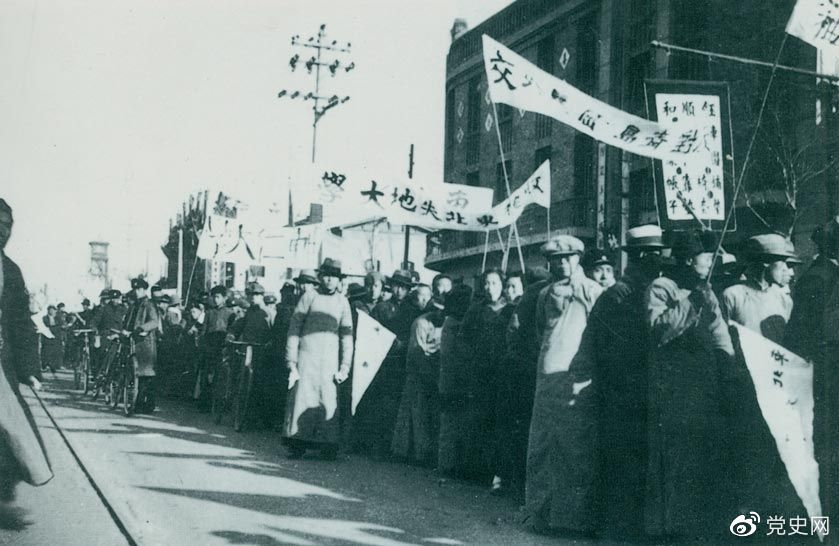 1935年12月9日，中國共產黨領導北平學生掀起聲勢浩大的抗日救亡運動，并迅速波及全國，形成抗日救國的新高潮。圖為游行隊伍。