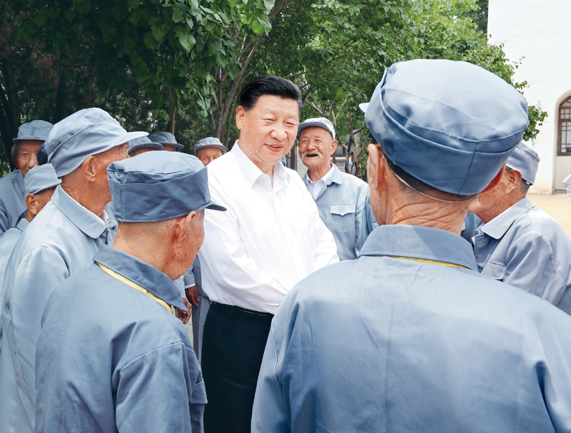 2017年6月21日至23日，中共中央總書記、國(guó)家主席、中央軍委主席習(xí)近平在山西考察。這是6月21日上午，習(xí)近平在呂梁市興縣晉綏軍區(qū)司令部舊址同晉綏邊區(qū)老戰(zhàn)士老同志代表親切交談。 新華社記者 龐興雷/攝