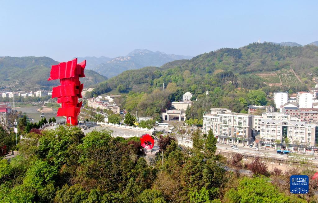  　　這是鄂豫皖蘇區(qū)首府革命博物館附近的英雄山上的“紅旗飄飄”主題雕塑（4月9日攝，無人機(jī)照片）。新華社發(fā)